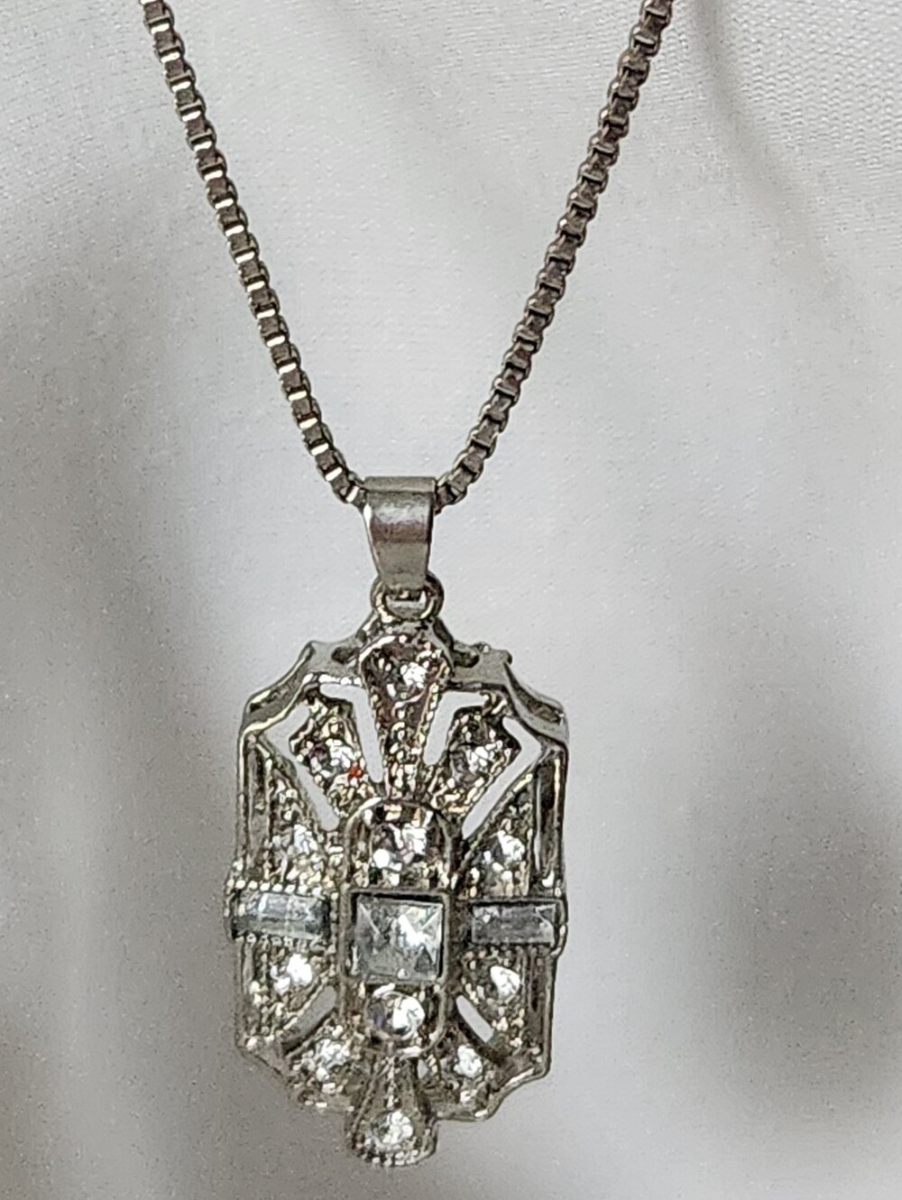 NEW VICTORIAN STYLE PENDANT AND CHAIN